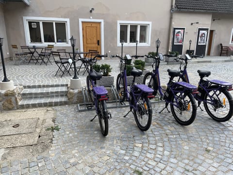 Sonniger Blick durch die Toreinfahrt in den Innenhof